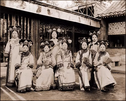 Phụ nữ Mãn Châu thời phong kiến ở Trung Quốc những năm 1870.