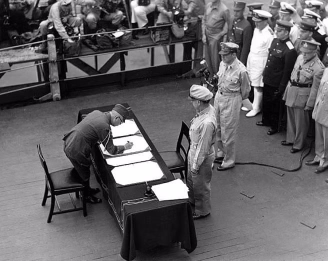 Đô đốc Chester W. Nimitz, Tư lệnh Hải quân Mỹ, đại diện cho chính phủ Mỹ ký vào các văn kiện đầu hàng trên thiết giáp hạm Missouri vào ngày 2/9/1945. Ảnh: Naval Historical Center.
