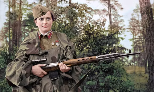 Sinh năm 1916, Lyudmila Pavlichenko nổi tiếng thế giới biệt danh "Quý cô Tử thần" với thành tích tiêu diệt 309 lính phát xít Đức. Vào năm 1943, Pavlichenko được trao danh hiệu Anh hùng Liên Xô. Cô không trở lại tiền tuyến mà dành thời gian huấn luyện cho các lứa xạ thủ bắn tỉa mới.