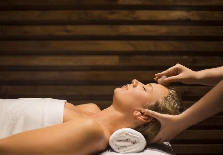 Thư giãn ở spa: TP.HCM có vô số spa, cho du khách cơ hội thư giãn trong không gian tĩnh lặng giữa trung tâm thành phố. Hơn nữa, giá các dịch vụ ở đây tương đối rẻ, khoảng 11 USD cho làm móng và 6 USD cho massage toàn thân.