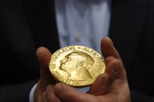 Bên cạnh những tấm huy chương bằng vàng chạm hình cha đẻ của giải thưởng Nobel danh tiếng, người đoạt giải Nobel còn được số tiền thưởng 1,25 triệu USD.