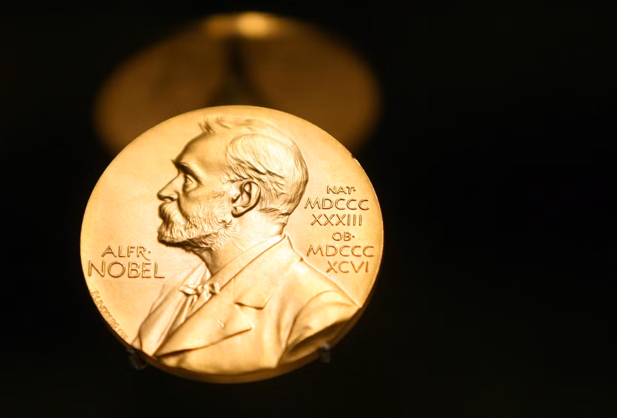 Sự thật bất ngờ khác về giải thưởng này là: trong khi giải Nobel Vật lý, Hóa học, Y học, Văn học và Kinh tế được tổ chức ở Stockholm, Thụy Điển thì giải thưởng Nobel Hòa bình được tổ chức ở Oslo, Na Uy. Việc này được thực hiện theo nguyện vọng của người sáng lập giải Alfred Nobel.