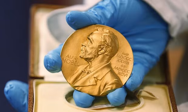 Ứng viên cho giải Nobel phải còn sống khi được đề cử. Nếu như họ qua đời trong thời gian các giám khảo lựa chọn người chiến thắng thì tên của họ sẽ bị loại khỏi danh sách. Tuy nhiên, trong trường hợp người chiến thắng giải Nobel qua đời ngay trước buổi lễ trao giải thì họ vẫn nhận được giải thưởng uy tín trên.