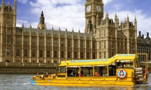 Theo đó, du khách có thể thưởng ngoạn cảnh đẹp ở sông Thames bằng “xe con vịt” (London Duck Tours).