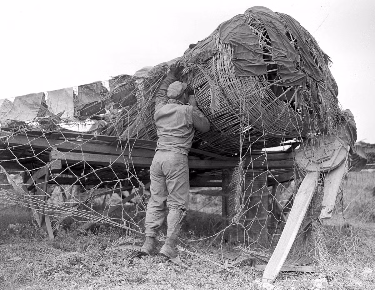 Quân đội Mỹ kiểm tra một máy bay dỏm của Nhật Bản ở Okinawa ngày 16/6/1945.