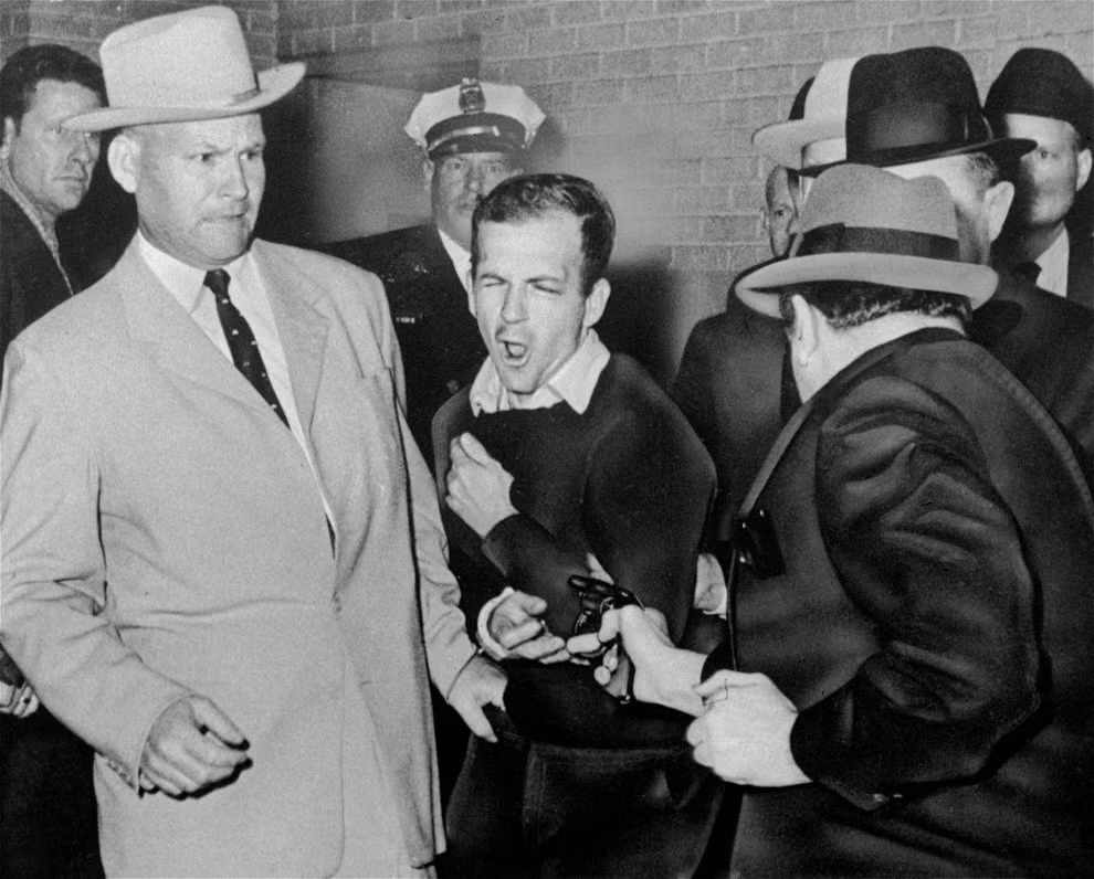 Sau khi bị bắt, Oswald một mực phủ nhận cáo buộc ám sát Tổng thống Kennedy và khăng khăng tuyên bố mình bị hãm hại.