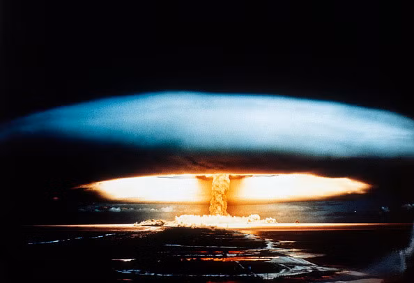 Vụ thử bom hạt nhân của Pháp tại Bikini Atoll, châu Đại Dương năm 1957. Trong nỗ lực ngăn chặn chiến tranh hạt nhân, "Hiệp ước cấm thử nghiệm vũ khí hạt nhân một phần" được ký kết năm 1963 với 126 thành viên, bao gồm cả Mỹ và Liên Xô. Hiệp ước quốc tế này sau đó nhanh chóng bị các cường quốc vi phạm.