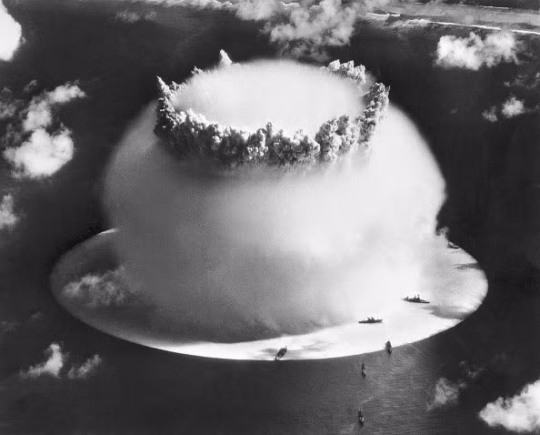 Vụ thử bom hạt nhân của Mỹ tại Bikini Atoll, vòng san hô tại châu Đại Dương năm 1946. Tới nay, hơn 2.000 vụ thử vũ khí hạt nhân đã được tiến hành trên thế giới. Mỹ là quốc gia có số vụ thử hạt nhân nhiều nhất với 1.054 vụ. Xếp sau lần lượt là Liên Xô, Anh, Pháp, và các nước khác.