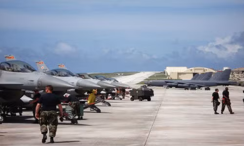 1/4 diện tích đảo thuộc sở hữu của quân đội Mỹ. Do vậy, Guam là nơi đặt nhiều căn cứ quân sự quan trọng của chính quyền Washington.