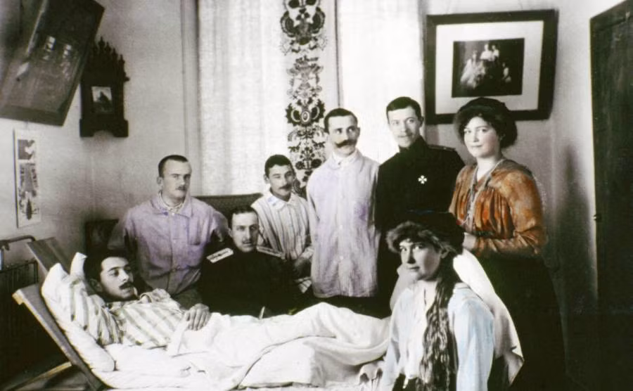 Hai công chúa Anastasia và Maria Romanov thăm những người lính bị thương trong Chiến tranh thế giới 1.