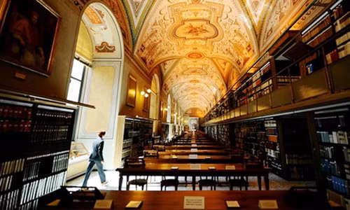 Được xây dựng năm 1451, Thư viện Vatican hiện chỉ cho phép một số chuyên gia hoặc giáo viên hay nghiên cứu sinh tại trường đại học tiếp cận khi tài liệu ở đây.