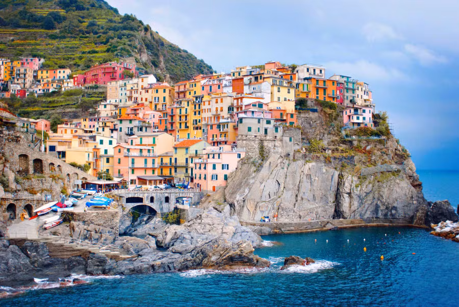 Cinque Terre ở Italy hấp dẫn du khách bởi những ngôi nhà đầy màu sắc.