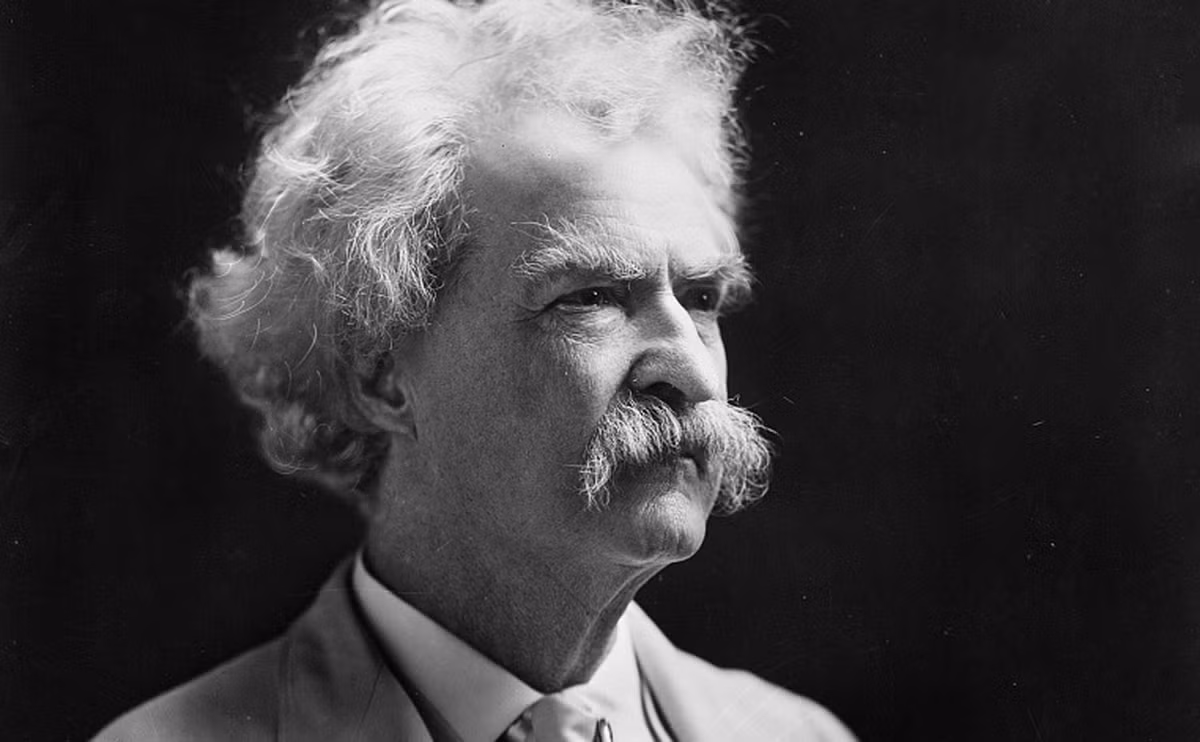 Đặc biệt, trước khi qua đời, Mark Twain còn gây chú ý khi tiên đoán trước được số phận của bản thân: “Tôi đã đến với thế giới cùng Halley. Năm tới khi Sao chổi trở lại, có lẽ tôi sẽ ra đi cùng nó”.
