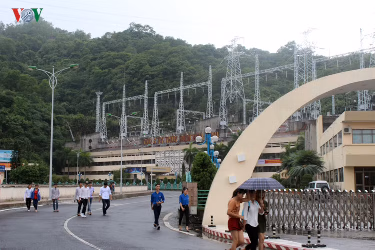 Liên quan đến việc Thủy điện hồ Hòa Bình mở thêm cửa xả đáy thứ hai, những ngày qua, do mưa lũ ở thượng nguồn, mực nước các hồ Sơn La, Hòa Bình, Tuyên Quang đã vượt mực nước cho phép.