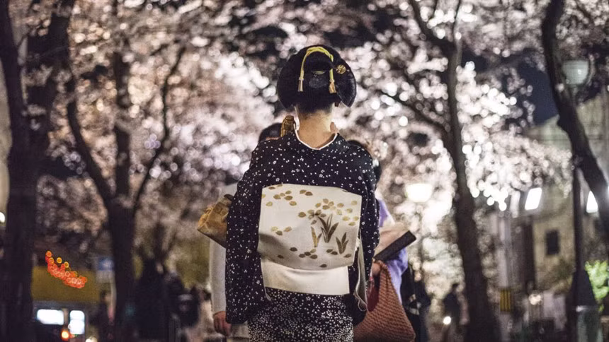 Kyoto có một số studio cung cấp dịch vụ trang điểm geisha và maiko với giá từ 112 đến khoảng 362 USD. Việc hóa trang đầy đủ có thể mất khoảng 4 tiếng.