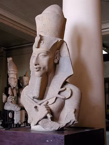 Pharaoh Ai Cập này cũng cho di rời cung điện từ Thebes tới thành phố Amarna. Nguyên nhân của sự việc này cho đến nay vẫn là điều bí ẩn. Phần lớn học giả cho rằng nguyên nhân là do cuộc xung đột giữa thầy tư tế thờ thần Amun và Akhenaten.