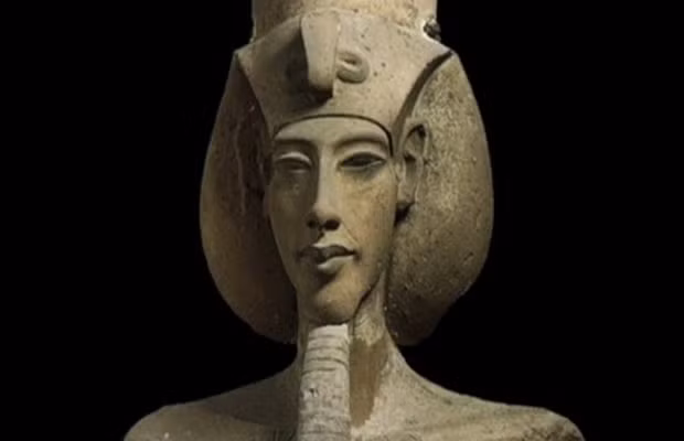 Pharaoh Tutankhamun cho khôi phục lại những phong tục, tôn giáo cũ. Vị vua Ai Cập mới cũng rời cung điện về Memphis và thậm chí pharaoh Akhenaten bị xóa tên khỏi lịch sử.