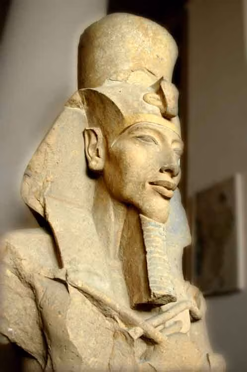 Đồng thời, pharaoh Akhenaten cũng xây dựng một đền thờ dành riêng cho thần Aten tại phía đông của khu chính điện.