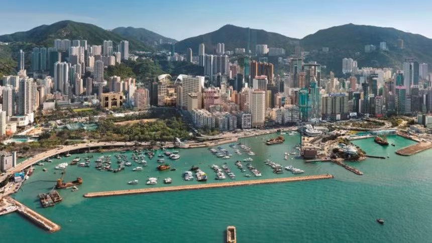 Sự phát triển vượt bậc của Hong Kong trong những năm gần đây cũng được cho là nhờ phong thủy tốt. Thành phố này có núi sau lưng và nước phía trước - một địa hình tốt trong các nguyên lý phong thủy.