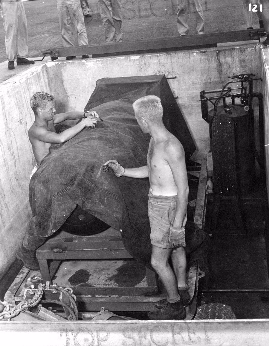 Các nhân viên kỹ thuật kiểm tra lần cuối quả bom "Little Boy". Quá trình tương tự được thực hiện 3 ngày sau với quả bom "Fat Man".