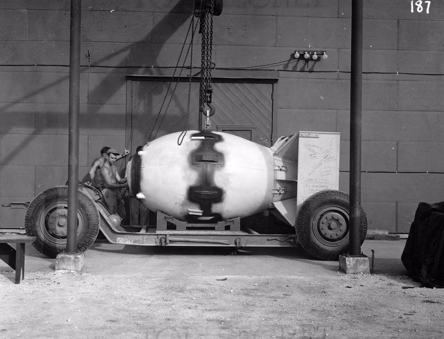 Bom hạt nhân "Fat Man" được đưa lên chiếc xe kéo chuyên dụng để chuẩn bị đưa lên máy bay.