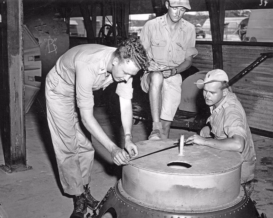 Các nhân viên kỹ thuật kiểm tra vỏ bom nguyên tử "Fat Man". Nhiều vỏ bom thử đã được tạo ra trên đảo Tinian thuộc quần đảo Bắc Mariana trên Thái Bình Dương. Tất cả đều giống với quả bom chính nhưng không có các thiết bị nổ.