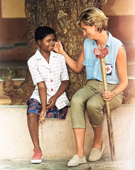 Công nương Diana có chuyến thăm Angola vào tháng 7/1997. Tại đây, Công nương Diana đã gặp một nạn nhân của vụ nổ mìn và có những chia sẻ, động viên ý nghĩa.