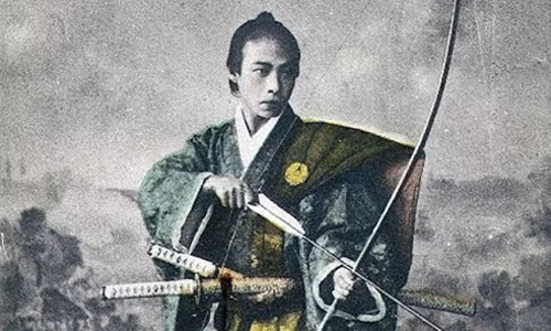 Các samurai còn gây chú ý với bộ áo giáp và mũ giáp. Nhiều samurai có địa vị cao gắn thêm các biểu tượng gia tộc và các vật trang trí cầu kì khác lên mũ giáp.