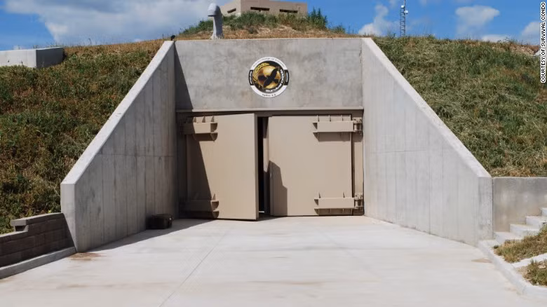 Survival Condo ở Kansas là hầm trú tận thế cách mặt đất 60m dành cho giới siêu giàu. Bên trong hầm trú tận thế này có hồ bơi, rạp chiếu phim, công viên, phòng chơi game...