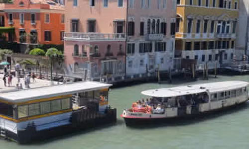 Vi sao bus duong song o Venice luon hut khach du lich?