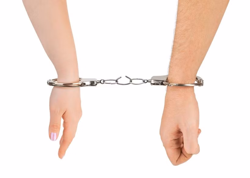 Hung thủ đã rút ra một khẩu súng máy, bắt các nhân viên ở đây làm con tin trong 6 ngày liền.
