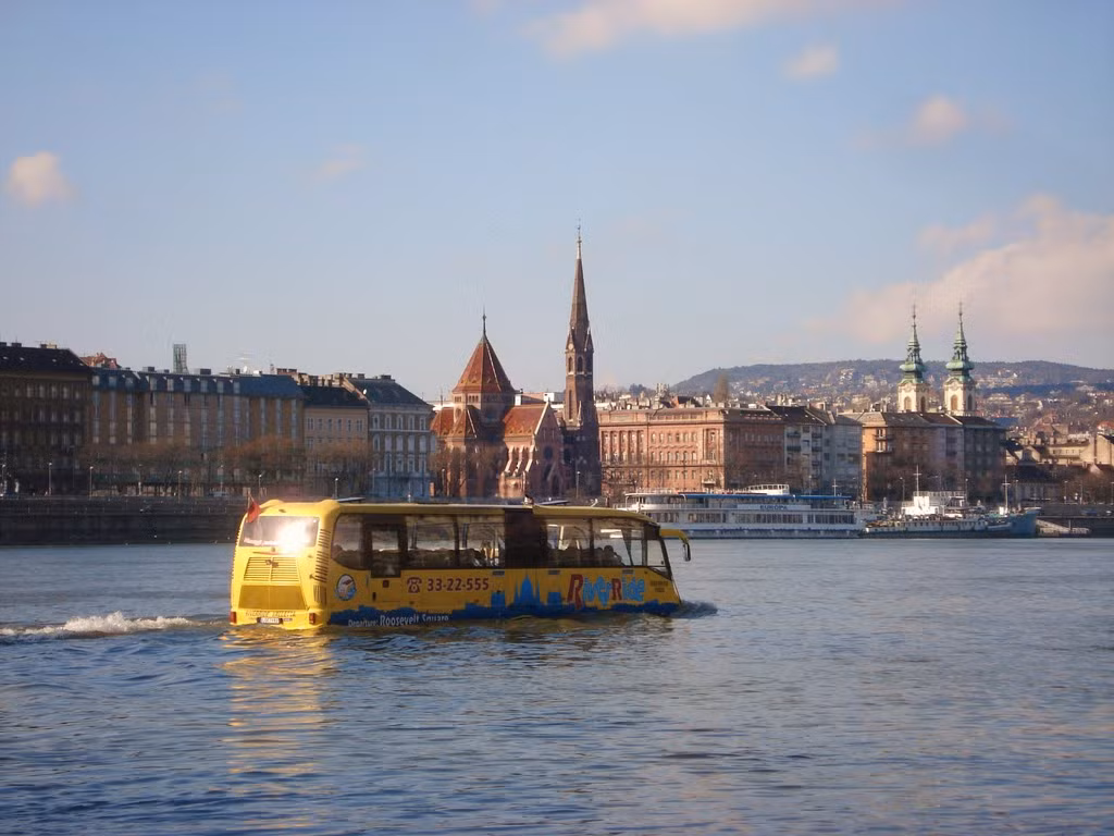 Giá vé cho người lớn sử dụng xe bus lưỡng cư là 28 Euro.