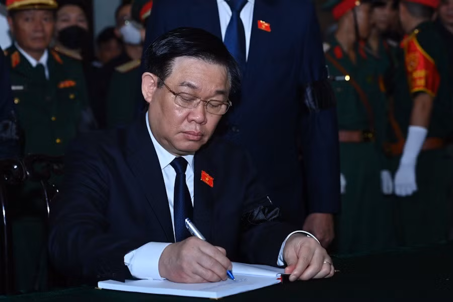 Chủ tịch Quốc hội Vương Đình Huệ ghi trong sổ tang: "Vô cùng thương tiếc Thượng tướng, Giáo sư, tiến sĩ, nguyên Uỷ viên Ban Chấp hành Trung ương Đảng, nguyên Uỷ viên Thường vụ Quân uỷ Trung ương, nguyên Thứ trưởng Bộ Quốc phòng. Người đồng chí, người anh em, người bạn vô cùng quý mến; người đã có nhiều công lao, đóng góp cho sự nghiệp tình báo quân đội, đối ngoại quốc phòng, góp phần xây dựng và bảo vệ Tổ quốc. Xin kính viếng tiễn biệt đồng chí và xin chia buồn sâu sắc nhất đến toàn thể gia đình”.(Ảnh Lao Động)