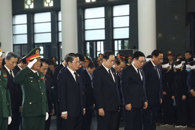 Đoàn Quốc hội do ông Vương Đình Huệ, Ủy viên Bộ Chính trị, Chủ tịch Quốc hội, làm trưởng đoàn vào viếng. (Ảnh Người lao động) 