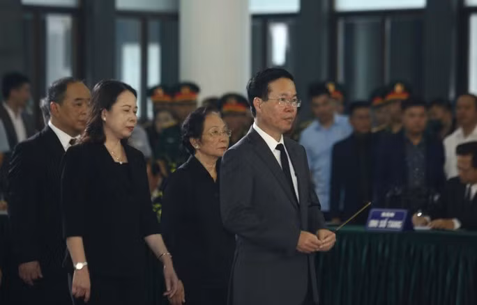 Đoàn Chủ tịch nước do ông Võ Văn Thưởng, Ủy viên Bộ Chính trị, Chủ tịch nước, làm trưởng đoàn vào viếng. (Ảnh Người lao động) 