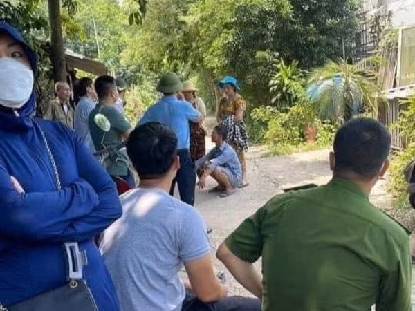  Mẹ và 2 con bị sát hại ở Hà Nội: Ngày 1/9, Công an TP Hà Nội đang điều tra vụ án mạng khiến bốn người trong một gia đình tử vong tại khu đất bãi sông Hồng thuộc làng Trạm, phường Long Biên, quận Long Biên, Hà Nội. Quá trình khám nghiệm, cảnh sát xác định ngoài ông H. đã tử vong còn có ba người chết bên trong ngôi nhà gồm bà Vũ Thị T. (42 tuổi, là vợ của ông H.) và hai con là Lương Phương A. (18 tuổi) và Lương Minh Đ. (10 tuổi). Nhiều người tại đây cho rằng, nguyên nhân ban đầu là do hai vợ chồng mâu thuẫn nên người vợ viết đơn ly hôn. Trong lúc hai vợ chồng xảy ra mâu thuẫn, H. ra tay sát hại vợ, 2 người con vào can ngăn cũng bị sát hại. Sau đó, H. treo cổ tự tử.