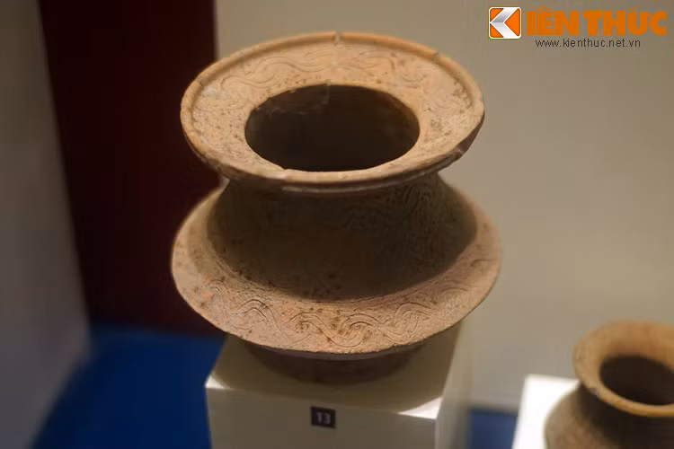 Bình đất nung, văn hóa Đồng Nai. Các món đồ đất nung của cư dân văn hóa Đồng Nai đa dạng về kiểu dáng và kích thước. Đặc biệt, các hoa văn trang trí sinh động cho thấy gu nghệ thuật tinh tế của cư dân thời kỳ này.
