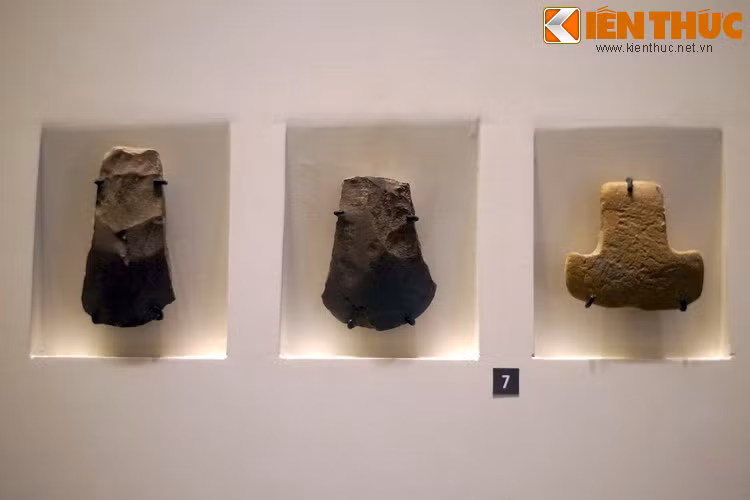 Rừu đá của văn hóa Đồng Nai. Công cụ đá vẫn chiếm một vai trò quan trong đời sống sinh hoạt và sản xuất của cư dân văn hóa Đồng Nai, nhưng kỹ thuật ghè, đẽo đá đã có những bước tiến đáng kể so với các thời kỳ trước.
