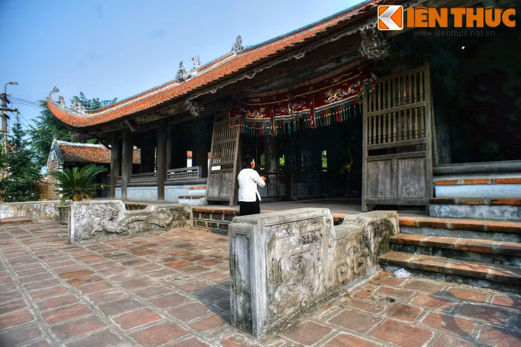 Công trình kiến trúc nổi bật của làng cổ là đình Mông Phụ. Đinh được xây dựng năm 1684, mang những nét điển hình của một ngôi đình cổ truyền thống. Hàng năm, đình tổ chức lễ hội từ mùng Một đến mùng Mười tháng Giêng Âm lịch với các trò chơi như thu lợn thờ, thi gà thờ,...