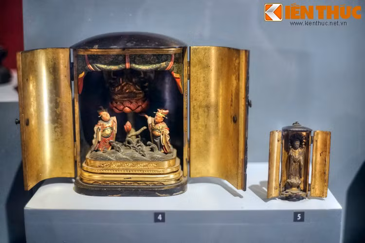 Hai chiếc khám thờ niên đại thế kỷ 18, với kích cỡ và cách tạo hình khác nhau. Thời kỳ Nara (710-794), điêu khắc Phật giáo Nhật Bản chịu ảnh hưởng nghệ thuật Gupta (Ấn Độ) và nhà Đường (Trung Hoa).