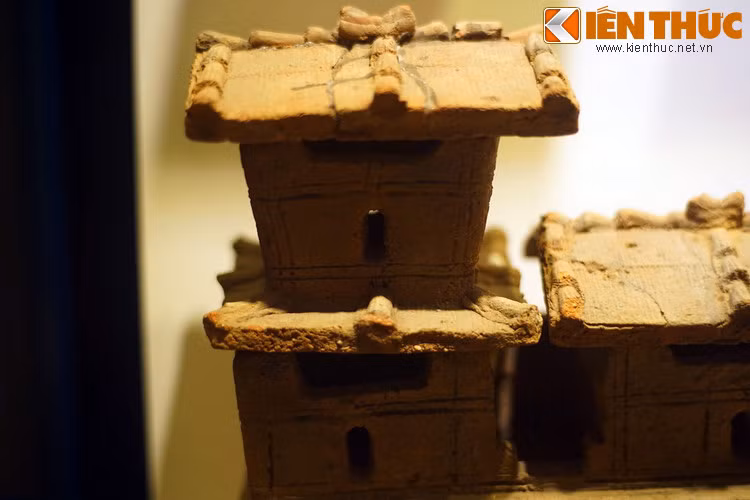 Khối nhà nhỏ hơn ở tầng hai có thêm một tầng ở phía trên, là tầng thứ ba, nơi cao nhất của tòa nhà, tầng này có thể dùng làm đài quan sát hoặc lầu vọng cảnh