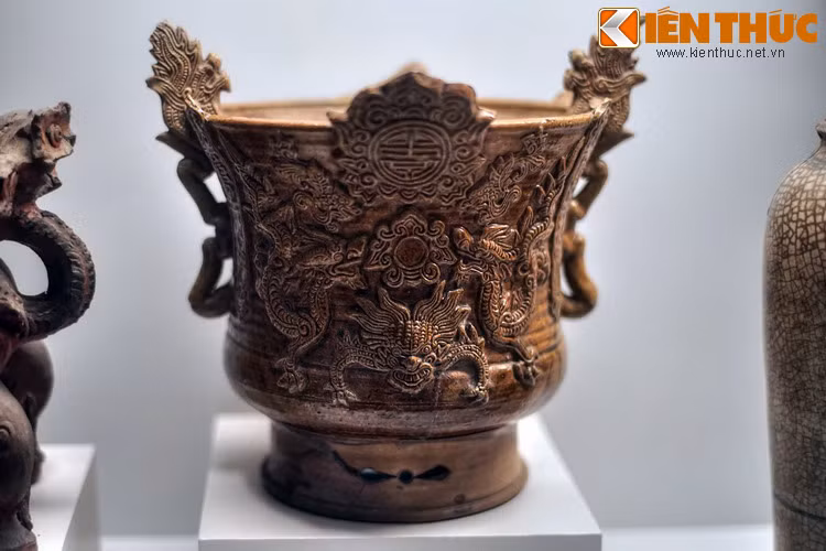 Lư hương bằng gốm, triều Tây Sơn. Thành tựu lớn nhất của khởi nghĩa nông dân Tây Sơn chính là đã dẹp yên được thù trong, đánh thắng giặc ngoài và thống nhất đất nước.