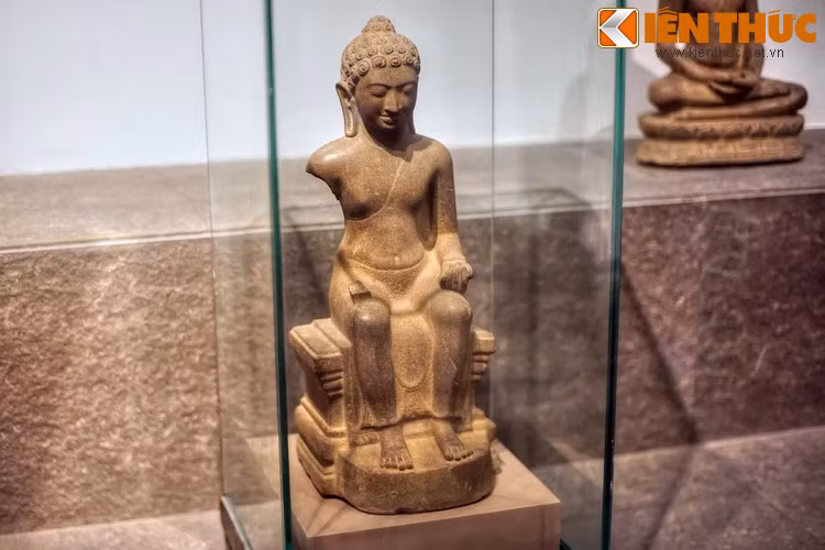 Theo các nhà nghiên cứu, tượng Phật Sơn Thọ thể hiện sự hòa trộn của nhiều phong cách lẫn kỹ thuật tạo hình từ nhiều trường phái ở những khu vực xa (Ấn Độ, Môn) và gần (Chăm Pa). Đây là một tác phẩm nghệ thuật hoàn mỹ, đậm chất hiện thực.
