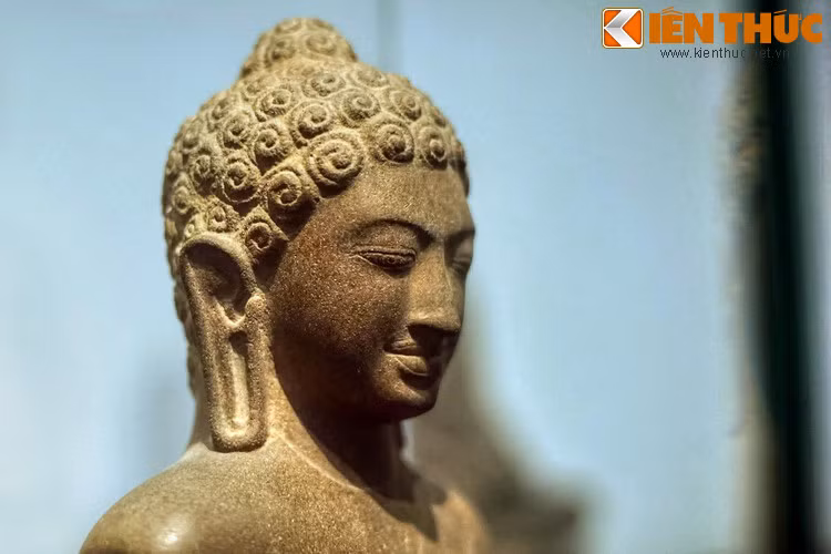 Đôi mắt tượng khép hờ, sống mũi cao. Đôi môi có viền, với môi dưới chia thành hai thùy mọng, thể hiện một nụ cười thánh thiện. Đôi tai cong, dày, dái tai dài.