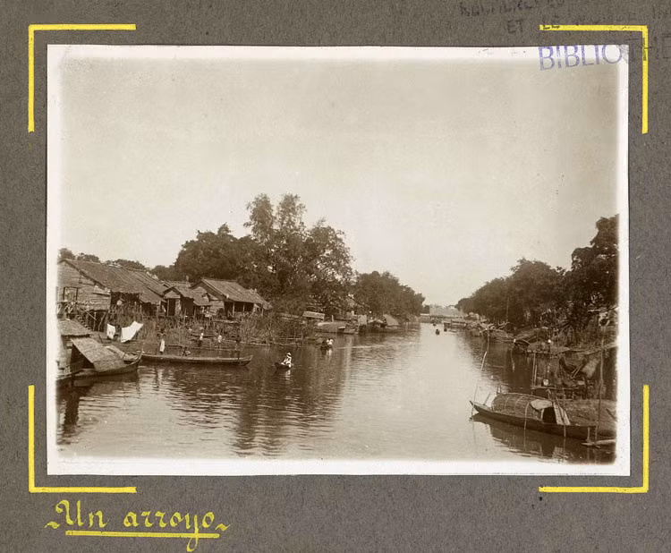Một ngôi làng bên sông.