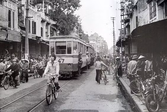 Thời đó, điện để chạy tàu do ba máy phát điện chạy bằng hơi nước nhãn hiệu Alioth Buise cung cấp. Cho đến năm 1915, Hà Nội đã có 22 đầu kéo, mỗi đầu có công suất 25 mã lực.
