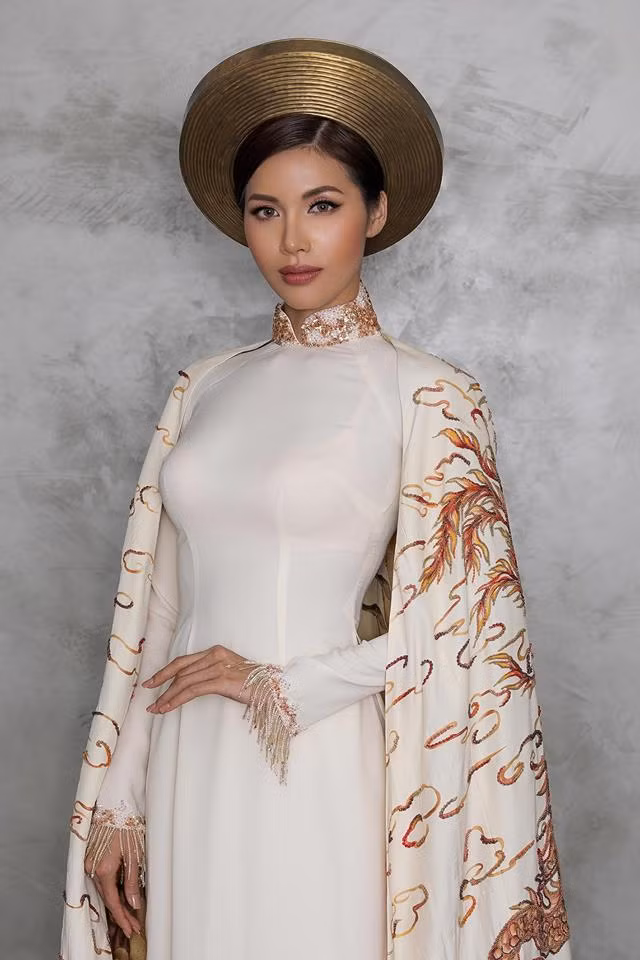 Để tham dự phần thi trang phục dân tộc tại Hoa hậu Siêu quốc gia 2018, Minh Tú đã được NTK Đinh Văn Thơ thực hiện riêng hai bộ áo dài.