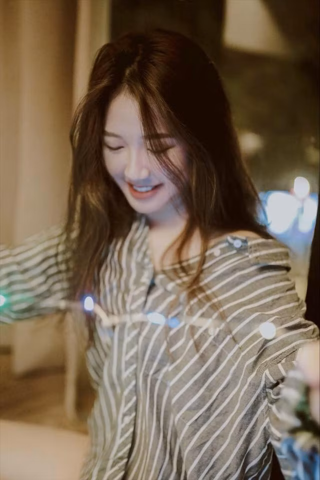 Trong những hình ảnh trên mạng, Huyền My luôn khoe nụ cười ngọt ngào và mái tóc dài buông xõa.