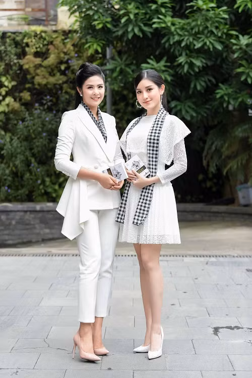 Xuất hiện tại sự kiện, các người đẹp đều diện trang phục tông trắng, đeo khăn rằn.