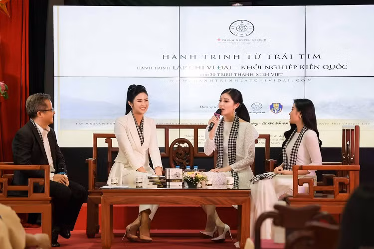 “Khi còn là người mẫu, My từng bật khóc ngay trong studio vì thấy các nhiếp ảnh chỉ hướng ống kính đến những nhân vật có tiếng còn không ai để ý đến My. Đây cũng chính là động lực để My quyết tâm có chỗ đứng trong lòng mọi người”, Huyền My chia sẻ.